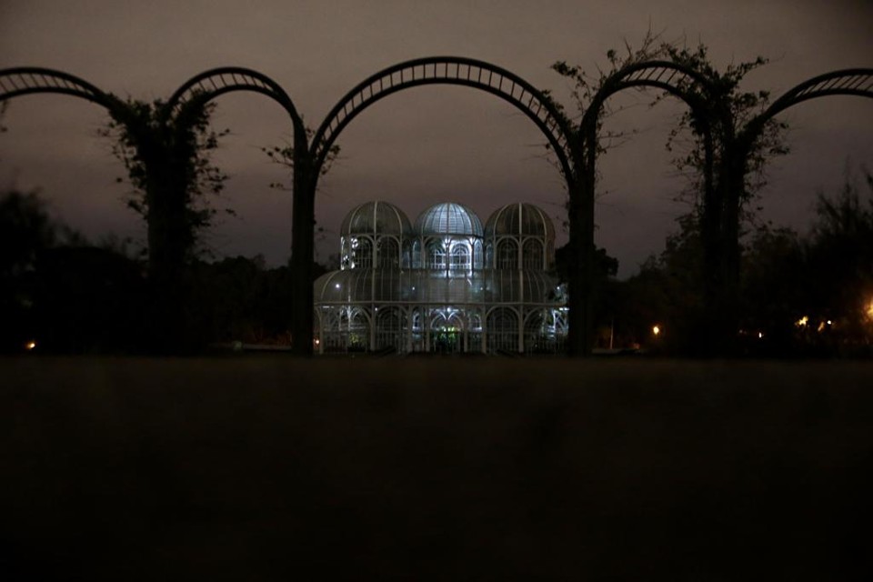 Luzes apagadas tornaram o parque um lugar escuro durante a noite | Albari Rosa/Gazeta do Povo