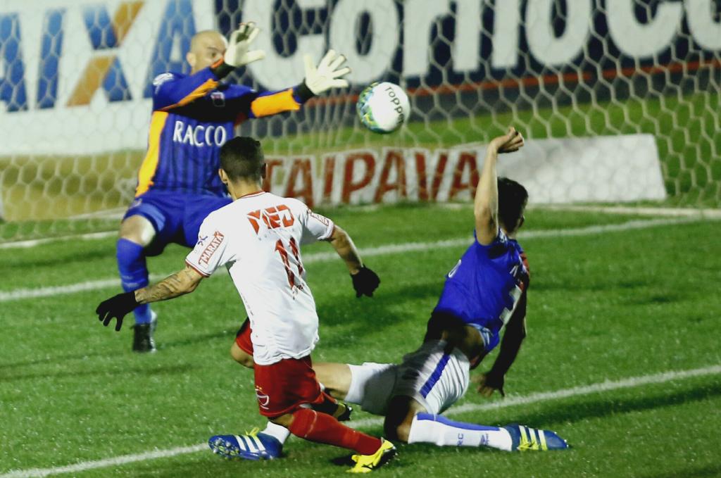 Moisés marcou para o Vila Nova logo aos 2 minutos de jogo. | Hugo Harada/Gazeta do Povo