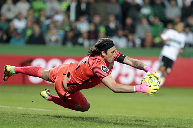 Goleiro Cássio pula para fazer a defesa após chute do Coxa. | Albari Rosa/Gazeta do Povo
