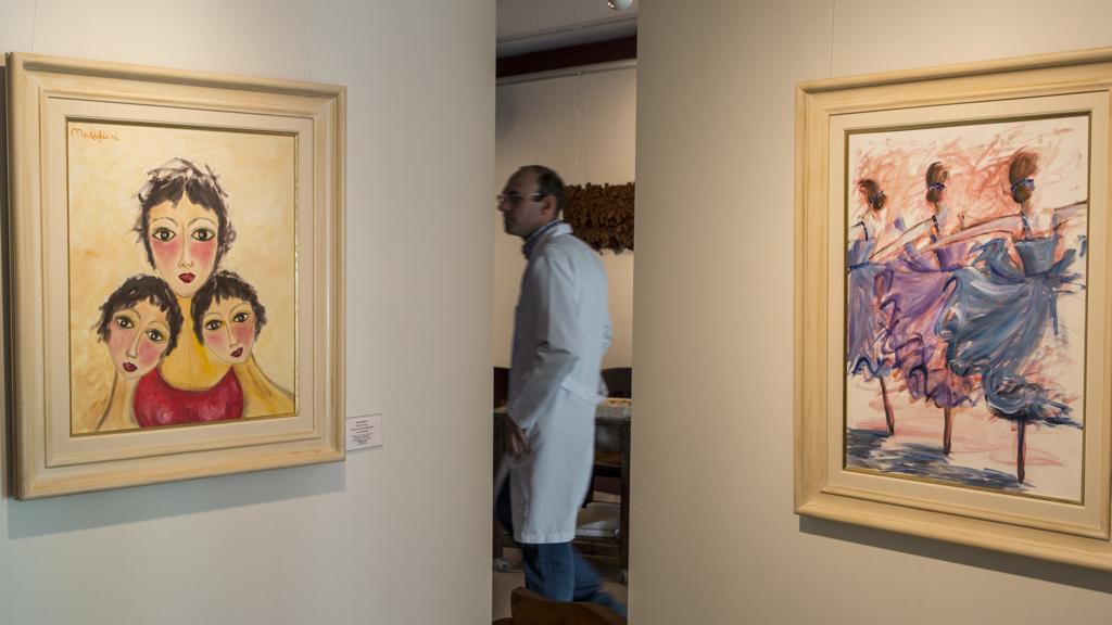 Obras de Modigliani e Claude Monet: não se trata do Museu do Louvre, na França, e sim do Museu Nacional do Espiritismo, em Curitiba, onde médiuns reproduzem pinturas de grandes artistas já falecidos | Marcelo Andrade/Gazeta do Povo