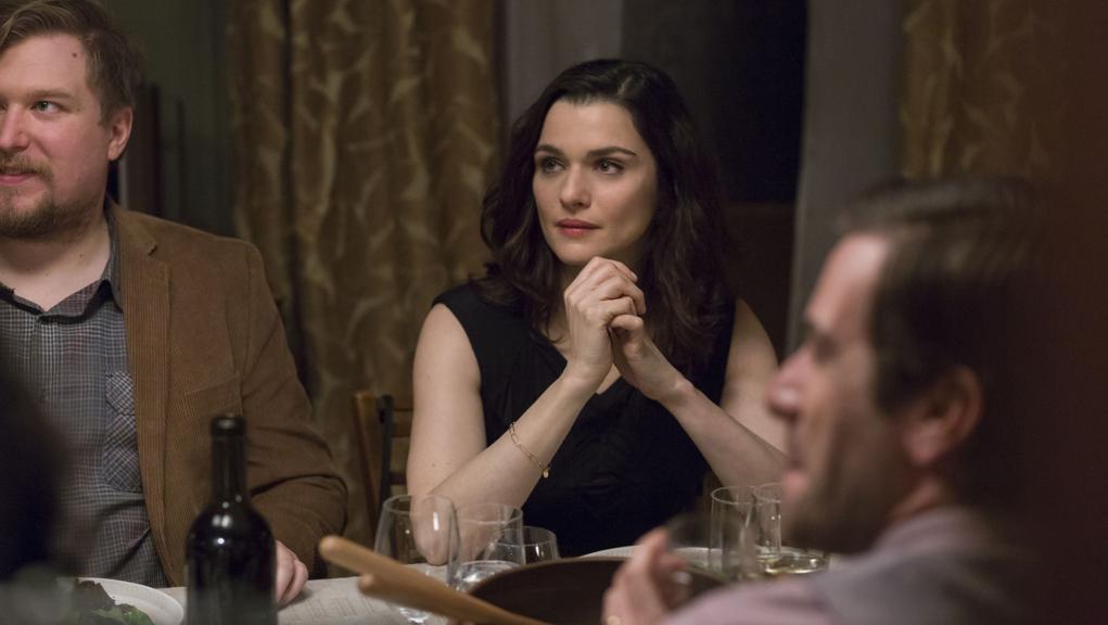 Rachel Weisz vive uma mulher que se reinventa por diversas vezes em “Complete Unknown” | Divulgação/
