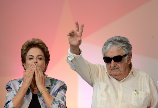 A ex-presidente Dilma Rousseff e o ex-presidente uruguaio José Pepe Mujica, participam da 3ª Conferência Nacional de Juventude. O evento aconteceu em dezembro de 2015, no Estádio Nacional Mané Garrincha, em Brasília. | Wilson Dias/Agência Brasil