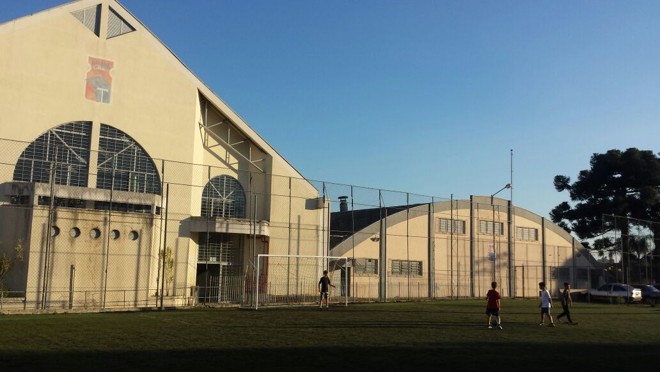 Crianças brincam na quadra arrendada. | Gazeta do Povo