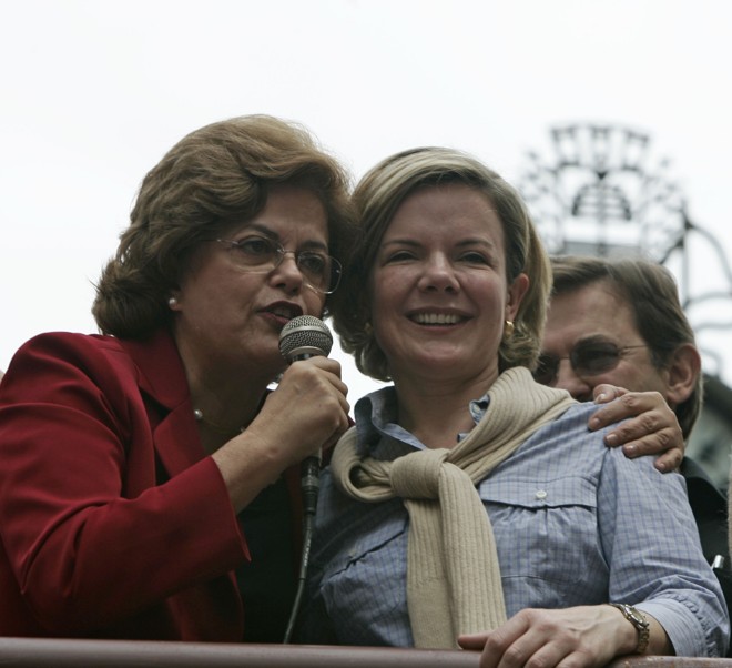 Em meio a militantes do PT, Dilma - na época ministra da Casa Civil - participa de passeata em Curitiba em 2008, junto da atual senadora Gleisi Hoffmann, | Marcelo Elias