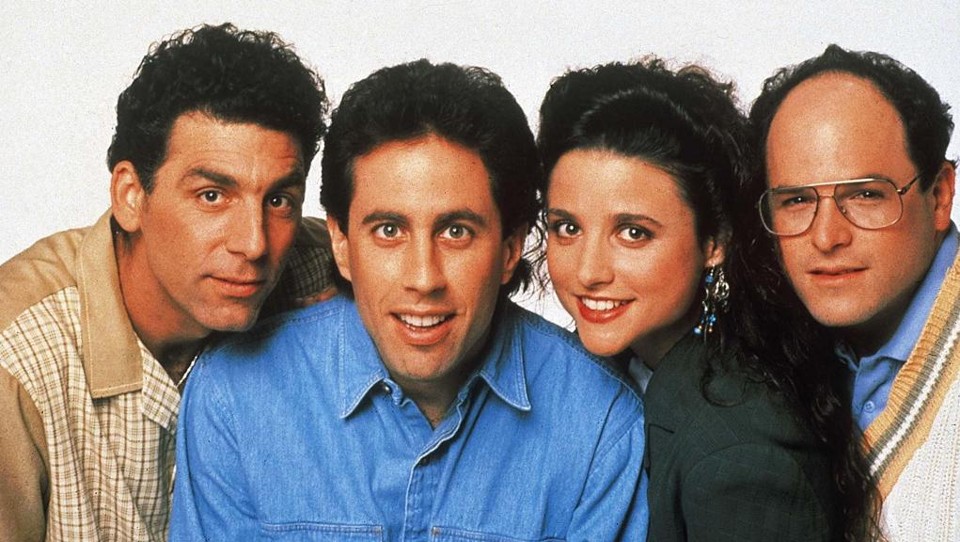 De camisa azul, Jerry Seinfeld, protagonista e um dos criadores da série, que tratava dos temas cotidianos com um humor peculiar. | DIVULGAÇÃO/DIVULGAÇÃO