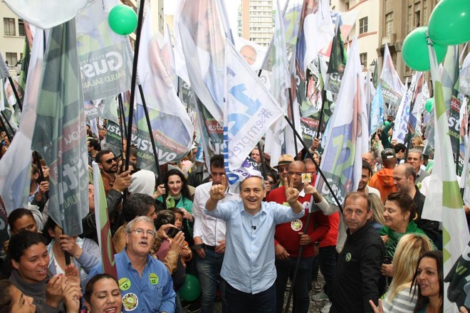 Gustavo Fruet fez uma caminhada na manhã deste sábado (24) no Calçadão da XV de Novembro. | Aniele Nascimento/Gazeta do Povo