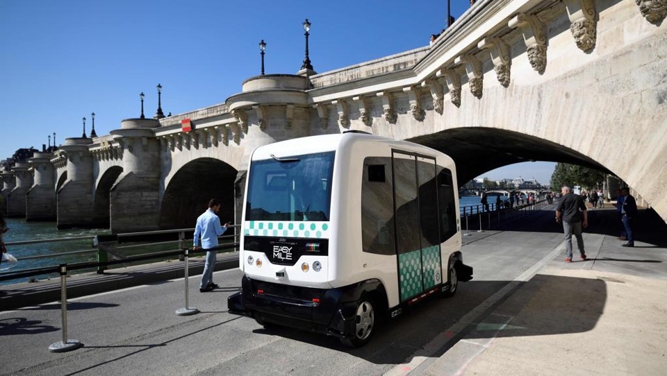 O veículo circula a 25 km/h e tem espaço para transportar 12 passageiros | ERIC FEFERBERG/AFP