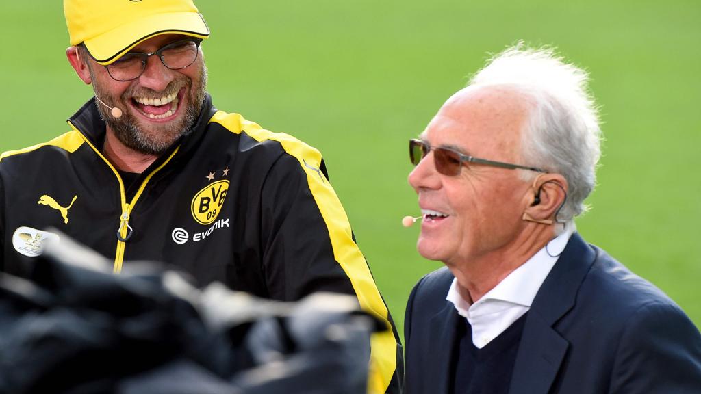 Franz Beckenbauer ao lado do técnico alemão Jürgen Klopp: o cerco está se fechando em torno do ídolo germânico. | Tobias Schwarz/AFP