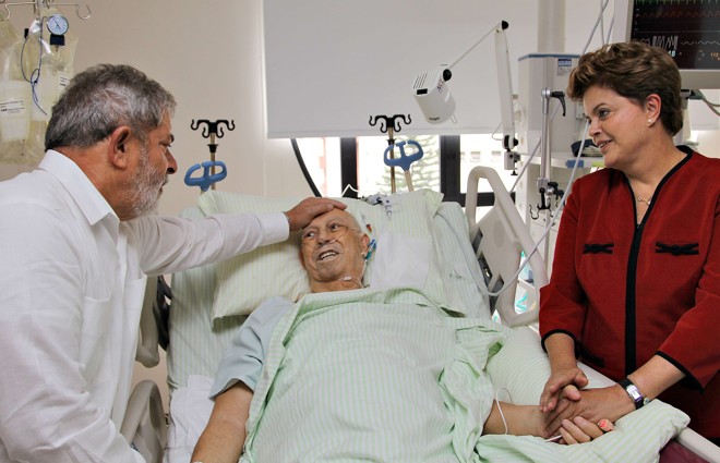 Ex-presidentes Lula e Dilma visitam o ex-presidente José Alencar no hospital em São Paulo, em 2010. | Ricardo Stuckert