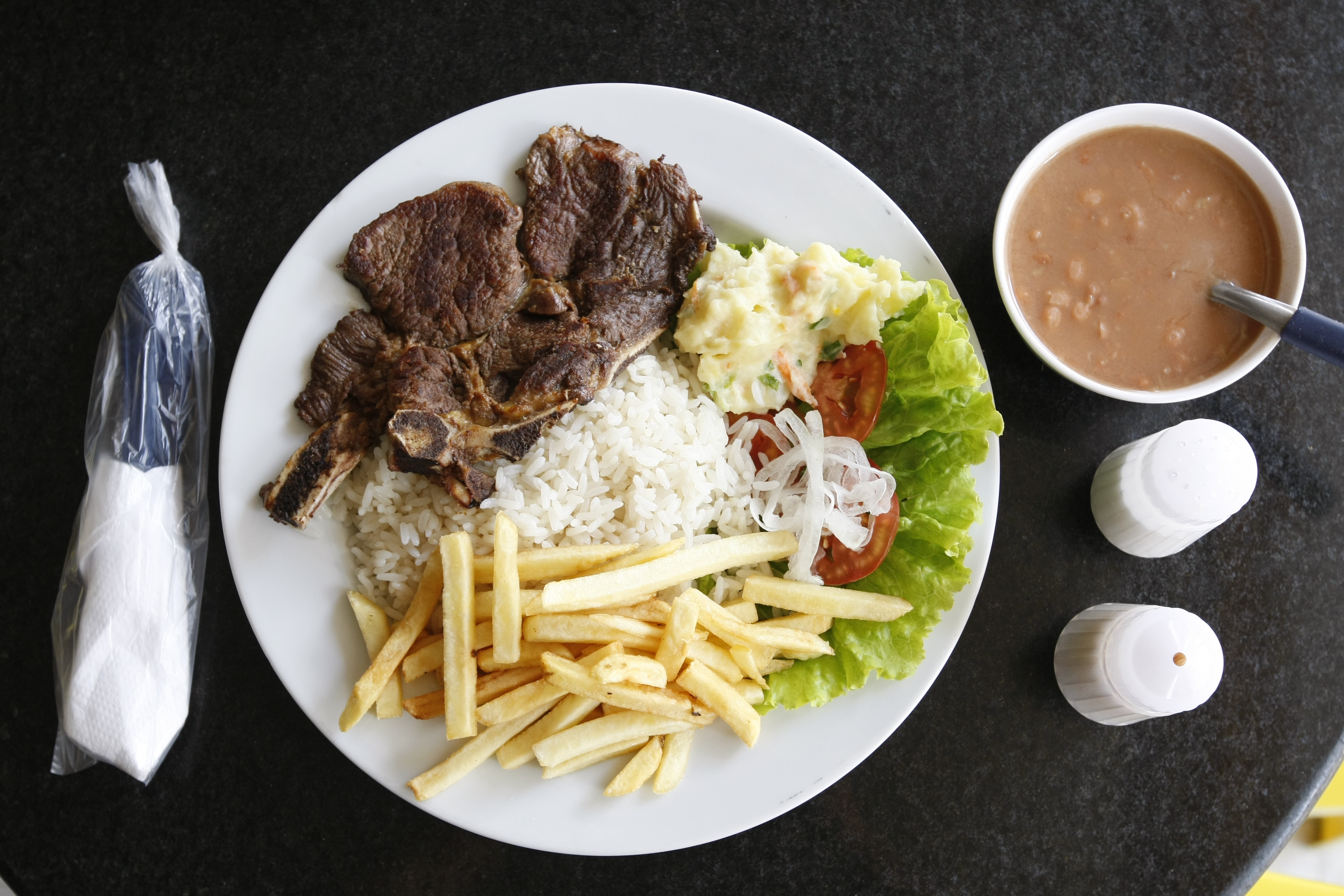 Esse aumento se viu impulsionado principalmente pelos preços do queijo e do óleo de palma, enquanto que os do trigo, do milho e do arroz caíram. | Daniel Castellano/Gazeta do Povo