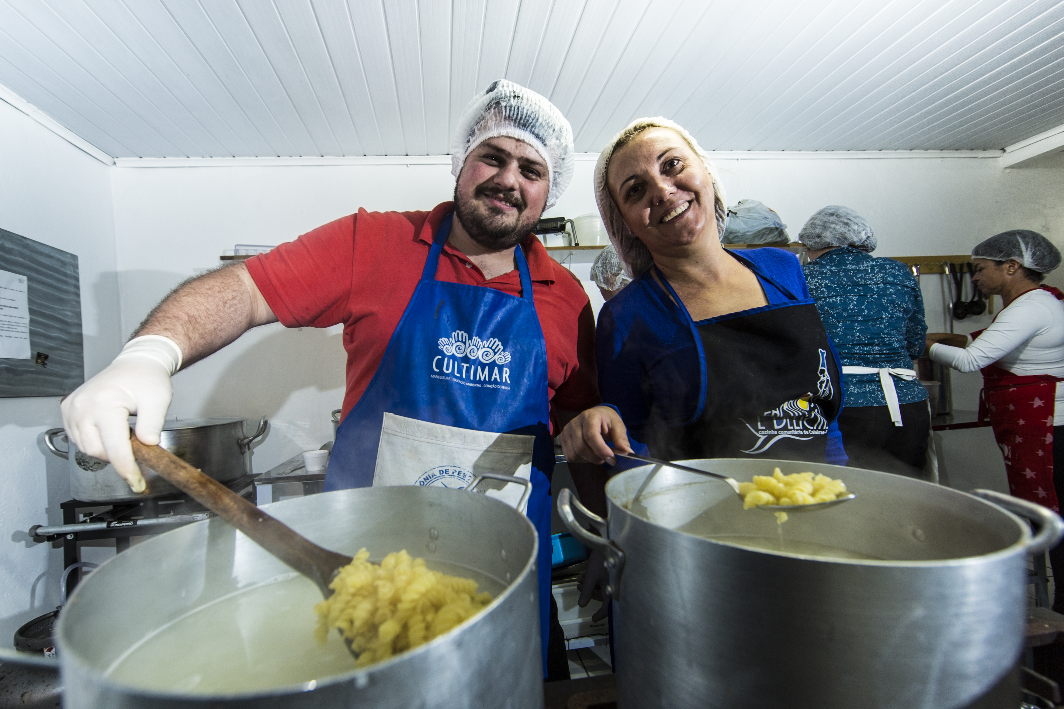 Grupo organiza distribuição de marmitas para moradores de rua. Na foto, Fernando Pizzato de Moraes,recepcionista, e Andreia Vanusa Silva, taxista | Lineu Filho/Tribuna do Paraná