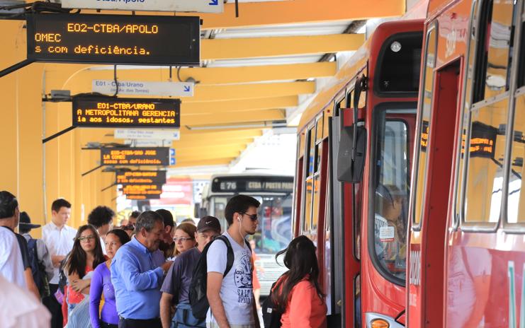 Para que trabalhador tenha direito às horas in itinere, é preciso que não haja transporte coletivo que atenda à localidade e que o empregador forneça o meio de locomoção da casa do empregado até o trabalho. | Ivonaldo Alexandre/Gazeta do Povo