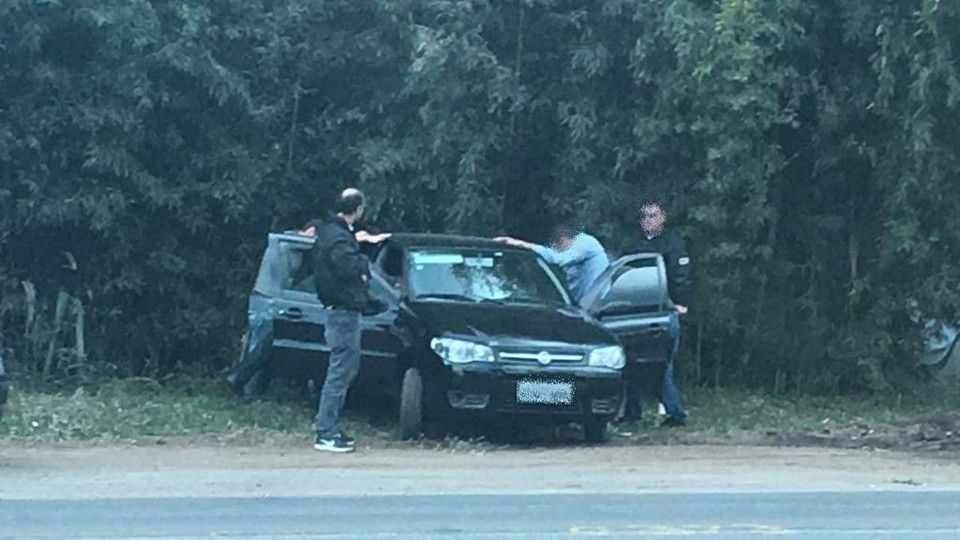 Foto divulgada pela campanha do candidato do PMN mostra o momento em que os guardas municipais são abordados do lado de fora da Chácara São Rafael | Divulgação/Campanha de Rafael Greca