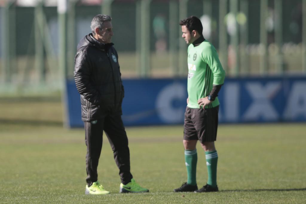 Juan em conversa com o técnico Carpegiani. Jogador fez falta contra o Belgrano. | Albari Rosa/Gazeta do Povo