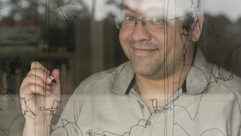 Baseado em Curitiba, desenhista já tem um prêmio Jabuti em casa. | Marcelo Andrade/Gazeta do Povo