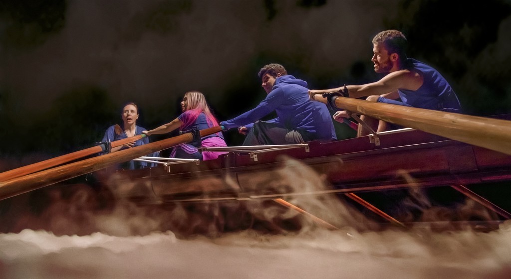 O elemento central da cenografia é um barco a remo real de competição, de dez metros, que atravessa o palco em três cenas chaves da peça