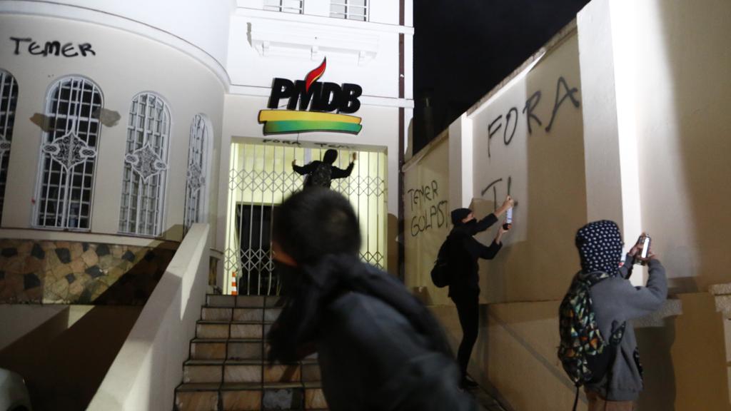 Sede do PMDB em Curitiba foi pichada e depredada no domingo (4). | Henry Milleo/Gazeta do Povo