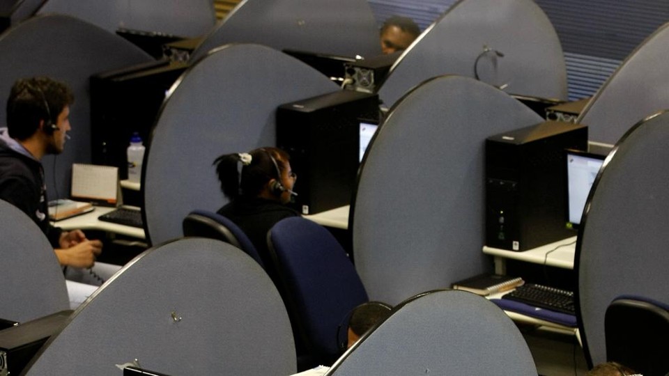 Call centers estão entre as atividades que pedem regulamentação da terceirização;. | HUGO HARADA/Gazeta do Povo
