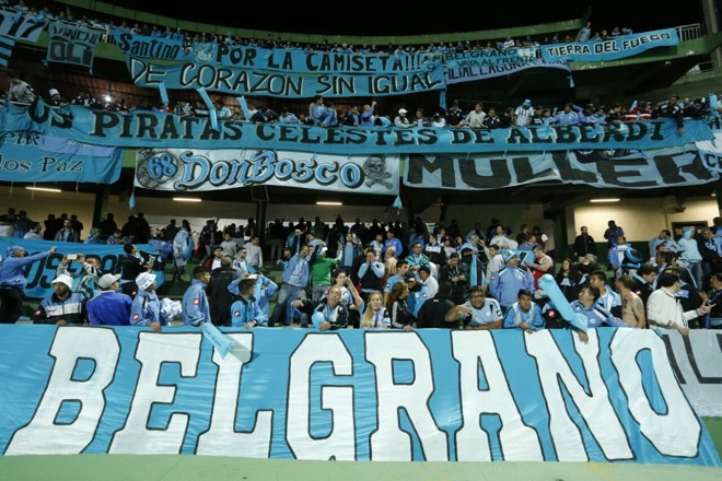 Torcida do Belgrano compareceu em peso ao Couto Pereira. | Hugo Harada/Gazeta do Povo