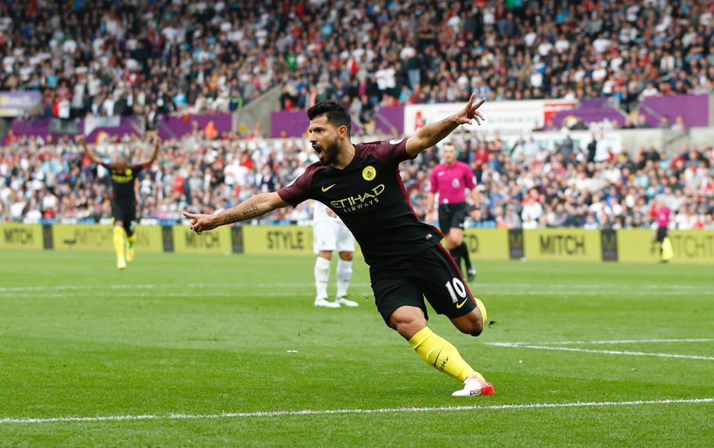 Aguero marcou duas vezes na vitória do imbatível City contra o Swansea | ADRIAN DENNIS/AFP