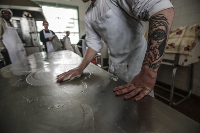 Aula de panificação no Educandário São Francisco. Os jovens tinham acabado de comer pão e bolo feito por eles mesmos. | Jonathan Campos/Gazeta do Povo