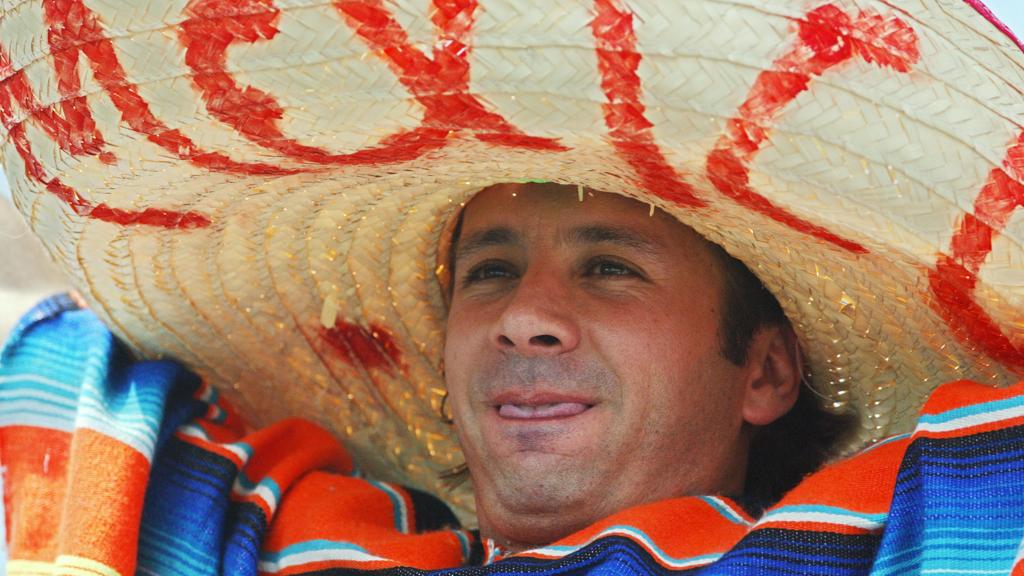 Torcedor mexicano na Copa e a metáfora do sombreiro: em tempos de sensibilidades culturais à flor da pele, se colocar no lugar de outras culturas não é justamente experimentar seus chapéus? | Omar Torres/AFP