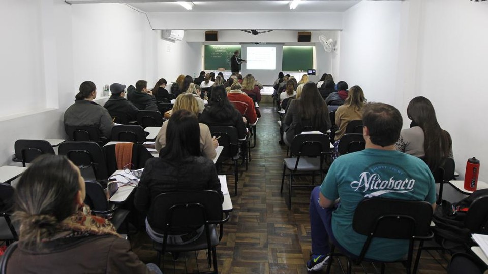 Com o a redução de vagas públicas federais, os concurseiros Gilmar Domingues e Glauciany Staskoviak se preparam para concursos estaduais | Antônio More/Gazeta do Povo