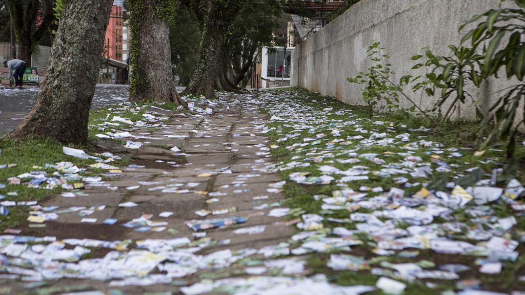 Despejo de santinhos próximo a locais de votação é comum em dias de votação. E proibido pela legislação | Henry Milléo/Gazeta do Povo