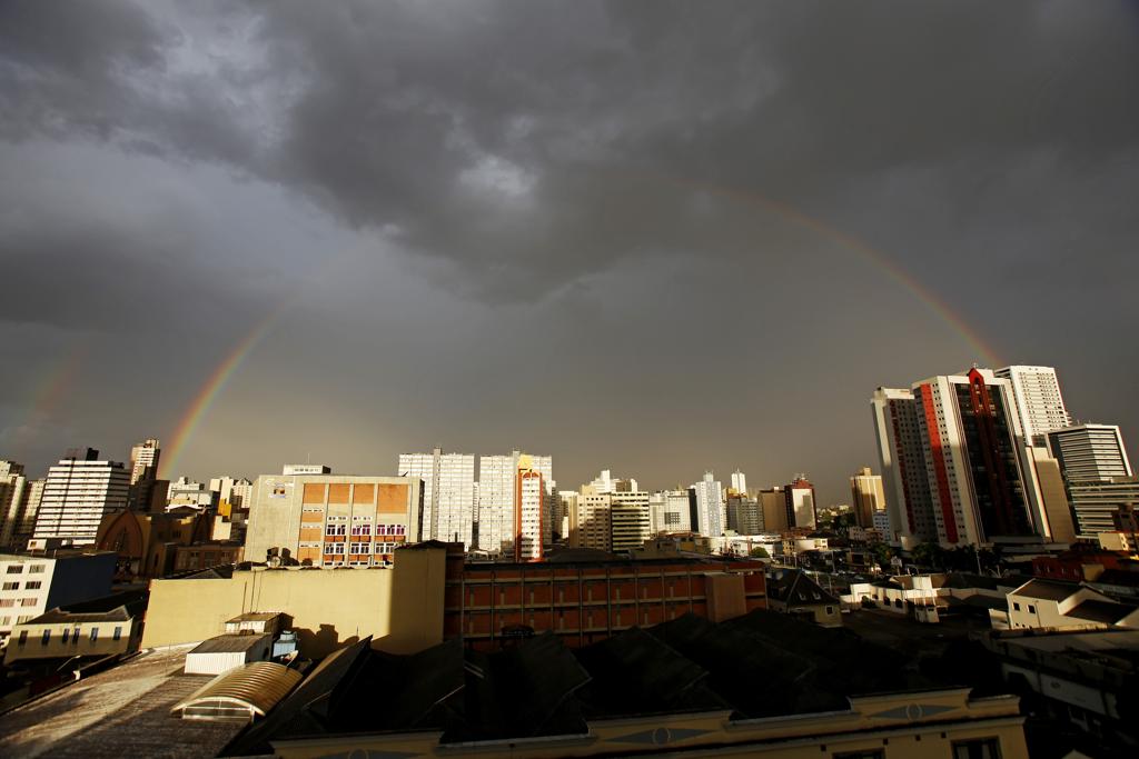 Temperaturas podem variar entre 4ºC e 33ºC no estado durante a próxima semana. Em Curitiba  e no litoral do Paraná, médias ficam mais amenas | Antônio More/Gazeta do Povo