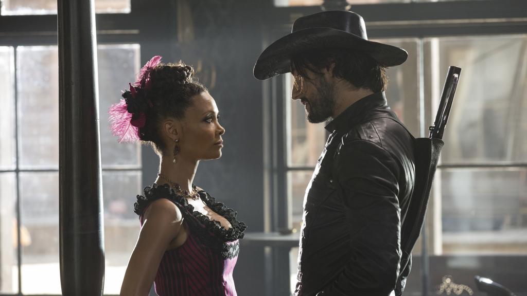 Thandie Newton e Rodrigo Santoro em “Westworld” | John P Johnson/HBO