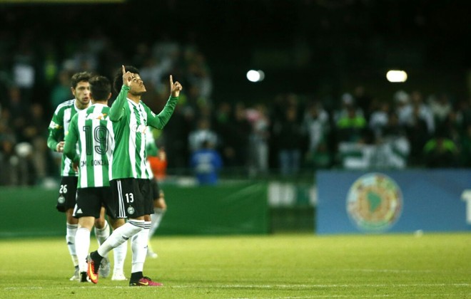 Leandro não desperdiçou e marcou para o Coxa. | Hugo Harada/Gazeta do Povo
