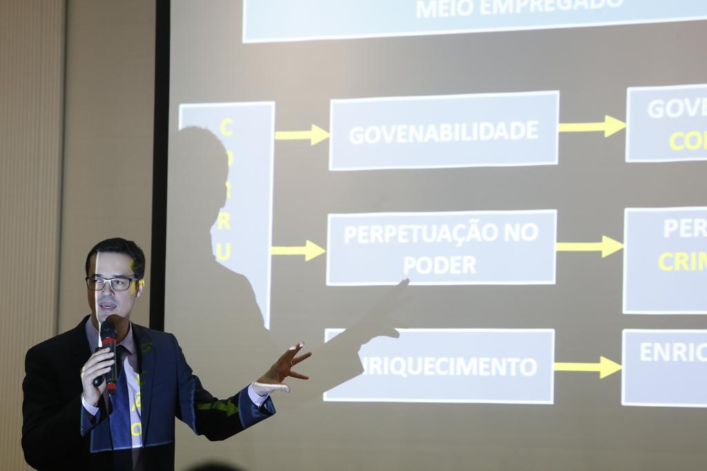 Coordenador da Lava Jato, o procurador Deltan Dallagnol mostra seu diagrama da “propinocracia” | Hugo Harada/Gazeta do Povo
