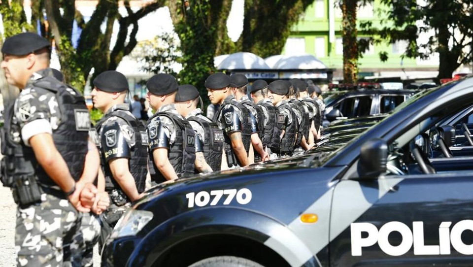 Policiais concentrados na Rui Barbosa, em Curitiba | Lineu Filho/Tribuna do Paraná