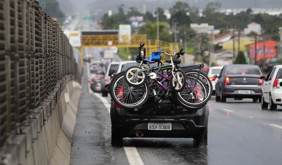 Apesar do trânsito intenso, paranaenses não deixam de viajar no feriadão. | Daniel Castellano/Gazeta do Povo