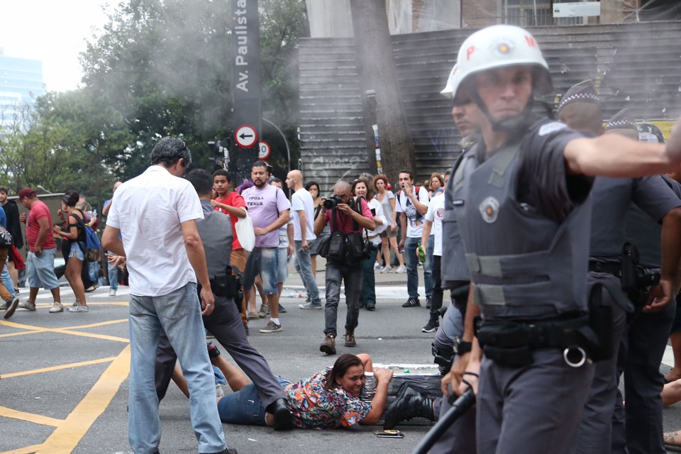 Manifestantes protestam contra Temer na Avenida Paulista A PM usou spray de pimenta para conter o arremesso de latas e garrafas em direção aos agentes. Ninguém foi detido | Paulo Pinto/AGPT / Fotos Públicas