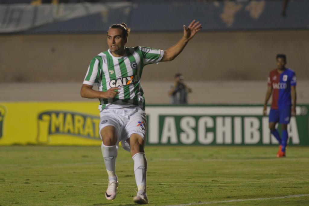 Léo Gamalho comemora gol marcado contra o Paraná. | CARLOS COSTA/ESTADÃO CONTEÚDO