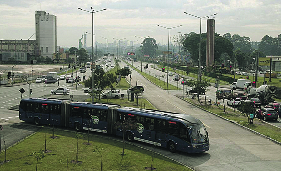 A Linha Verde é um dos trechos cogitados pela PMI de Eletromobilidade de Curitiba. Estima-se que, em 25 anos, o número de passageiros passe dos atuais 31 mil para 120 mil ao dia na via. | Aniele Nascimento/Gazeta do Povo