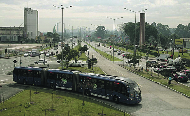 A Linha Verde é um dos trechos cogitados pela PMI de Eletromobilidade de Curitiba. Estima-se que, em 25 anos, o número de passageiros passe dos atuais 31 mil para 120 mil ao dia na via. | Aniele Nascimento/Gazeta do Povo