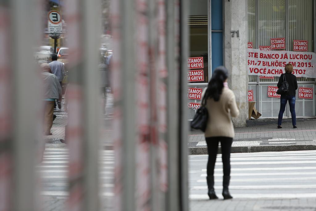 Agências fechadas no Centro de Curitiba durante greve no ano passado | Henry Milleo/Gazeta do Povo