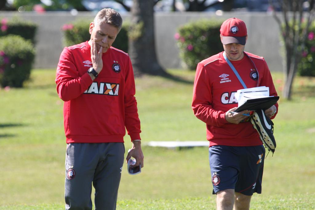 Atlético busca reação como visitante diante do Santa Cruz. | Aniele Nascimento/Gazeta do Povo