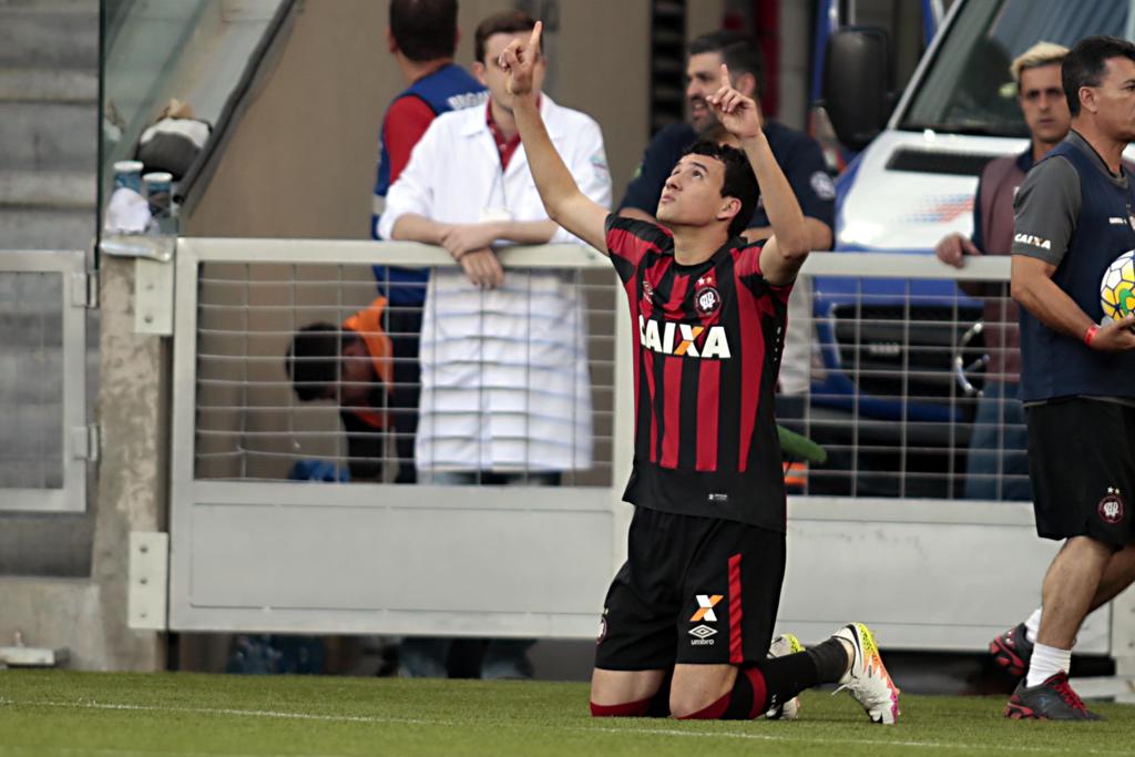 Pablo marcou os dois gols na virada do Atlético sobre o Inter. | Albari Rosa/Gazeta do Povo