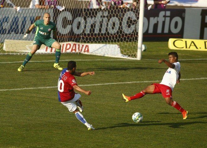 Nadson bate para o gol., mas chute é travado pela zaga do Náutico | Marcelo Andrade/Gazeta do Povo