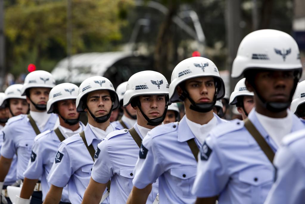 Desfile militar bloqueia ruas do Centro Cívico | Henry Milleo/Gazeta do Povo