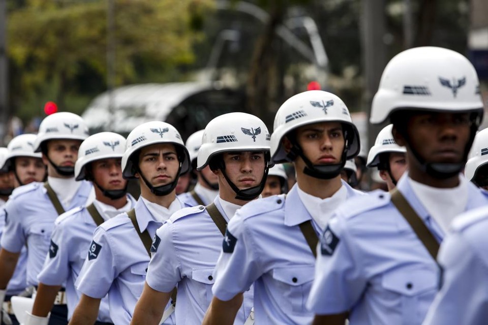 Desfile militar bloqueia ruas do Centro Cívico | Henry Milleo/Gazeta do Povo