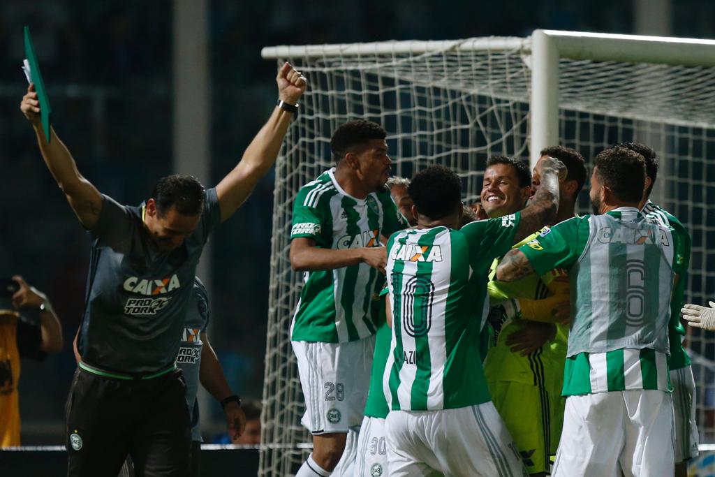 Wilson é abraçado pelos jogadores do Coritiba. | DIEGO LIMA/AFP