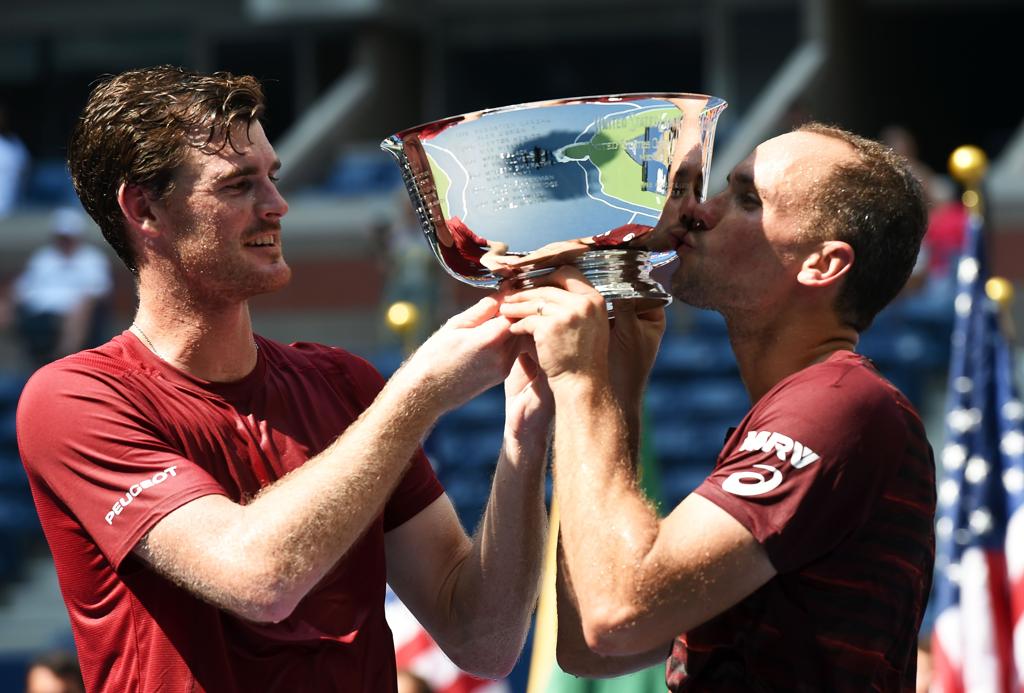 Brasileiro Bruno Soares beija a taça do US Open. Há 56 anos um brasileiro não conquistava dois títulos de Grand Slam no mesmo ano. | DON EMMERT/AFP