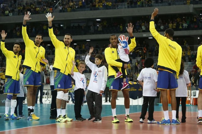 Jogadores foram recebidos com muita festa pela torcida. | Marcelo Andrade Gazeta do Povo