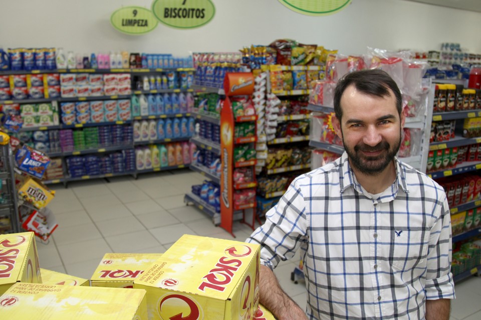 Ricardo Reginato, dono do Mercado Kiwi , no bairro Boa Vista | Aniele Nascimento/Gazeta do Povo