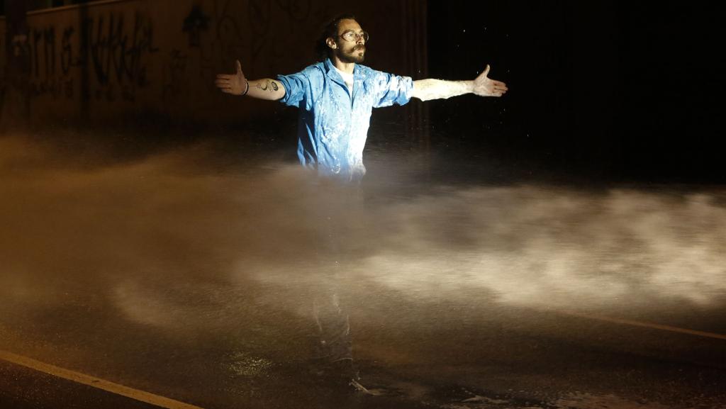 Hélio Leandro Ramos, 37 anos, parou diante de um tanque que disparava jatos d’água nos manifestantes. | MIGUEL SCHINCARIOL/AFP