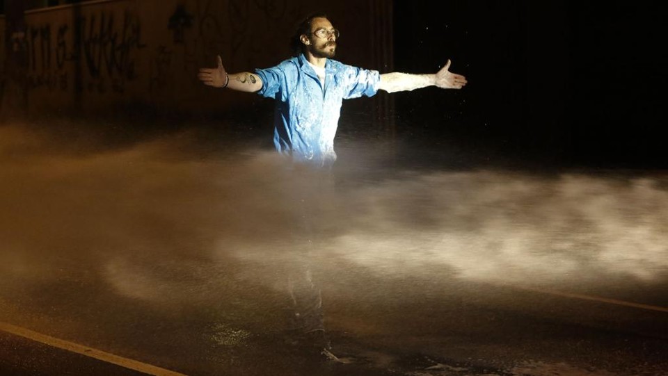 Hélio Leandro Ramos, 37 anos, parou diante de um tanque que disparava jatos d’água nos manifestantes. | MIGUEL SCHINCARIOL/AFP
